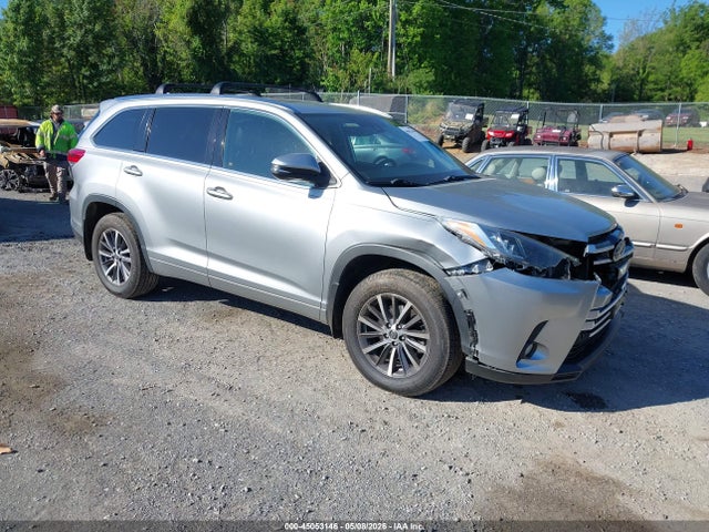 Salvage Toyota Highlander Image