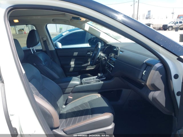 Nissan Pathfinder Platinum 2wd