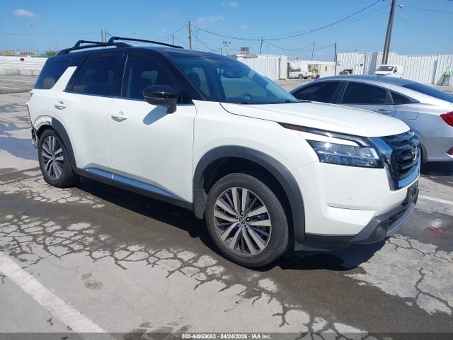 Salvage Nissan Pathfinder Image