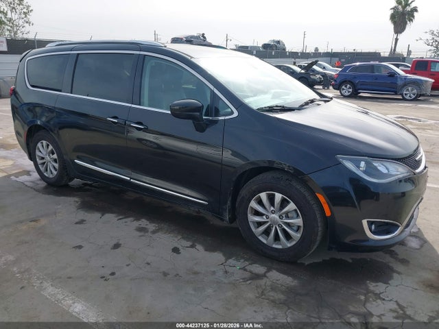 Salvage Chrysler Pacifica Image