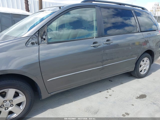 Toyota Sienna Le