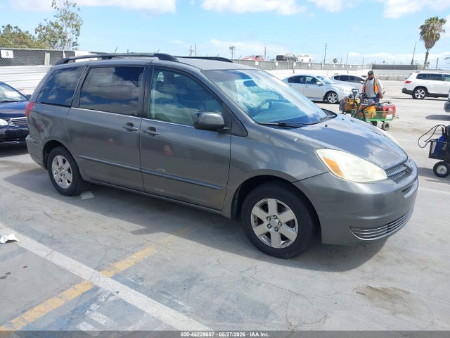 Salvage Toyota Sienna Image