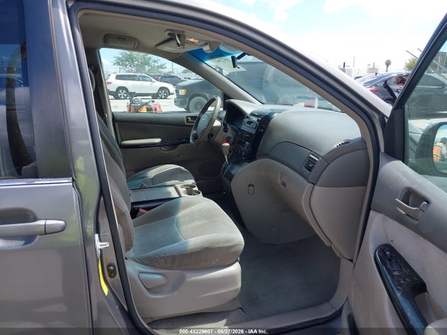 Toyota Sienna Le