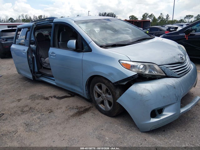 Salvage Toyota Sienna Image