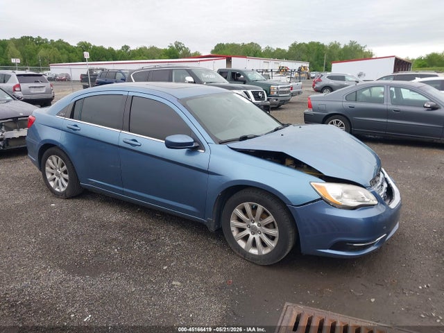 Salvage Chrysler 200 Image