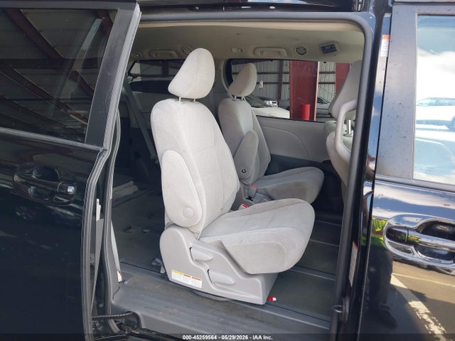 Toyota Sienna Le 7 Passenger