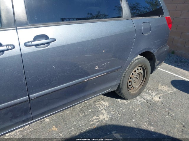 Toyota Sienna Le