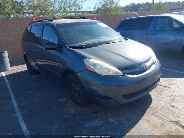 Salvage Toyota Sienna Image