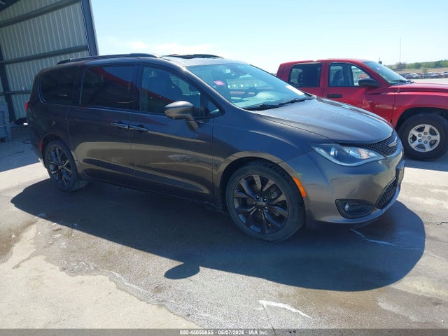Salvage Chrysler Pacifica Image