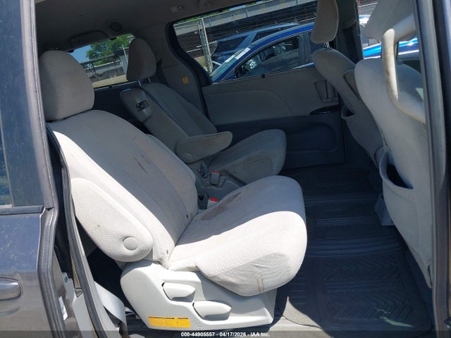 Toyota Sienna Le V6 8 Passenger