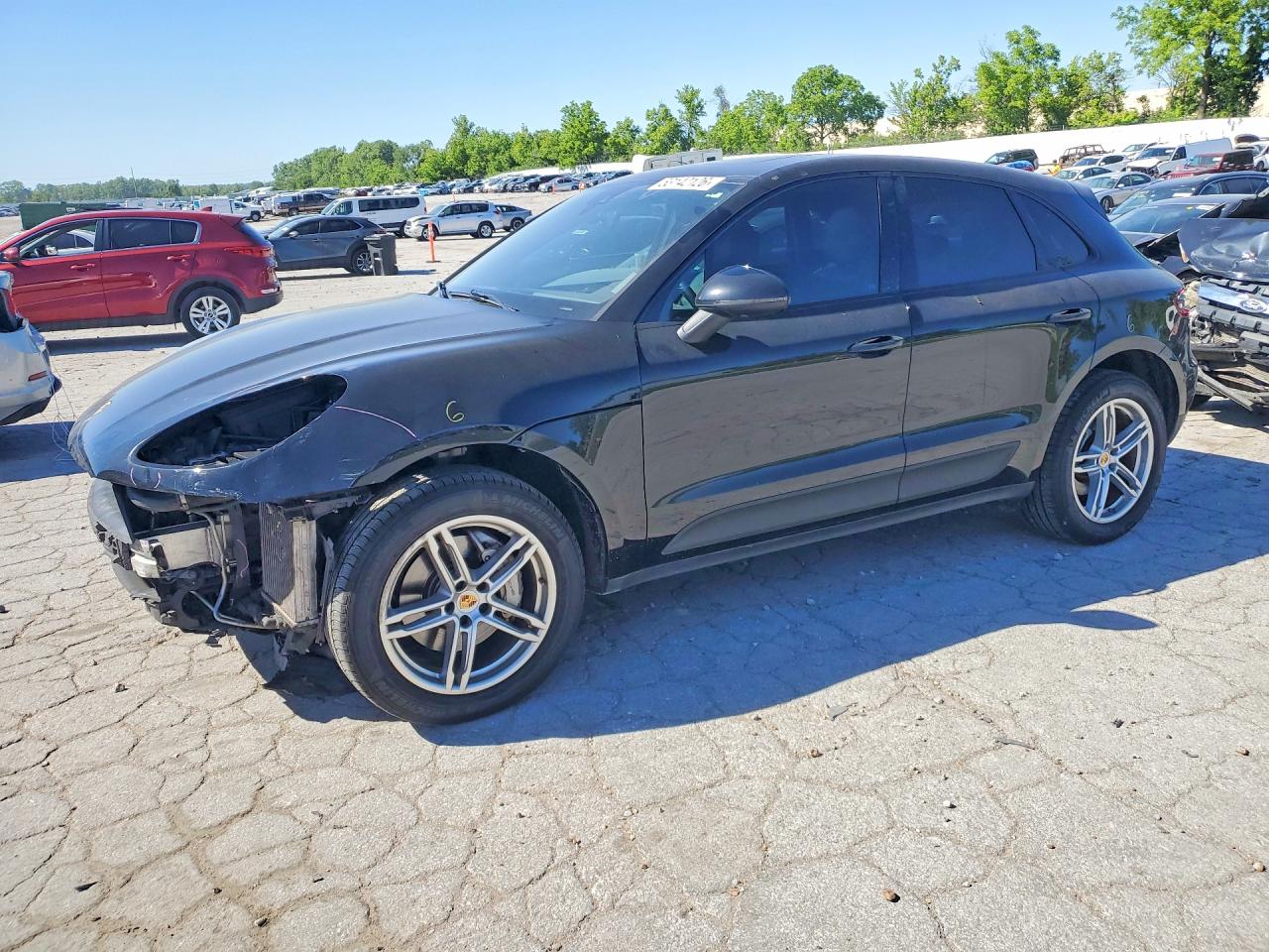Salvage Porsche Macan Image