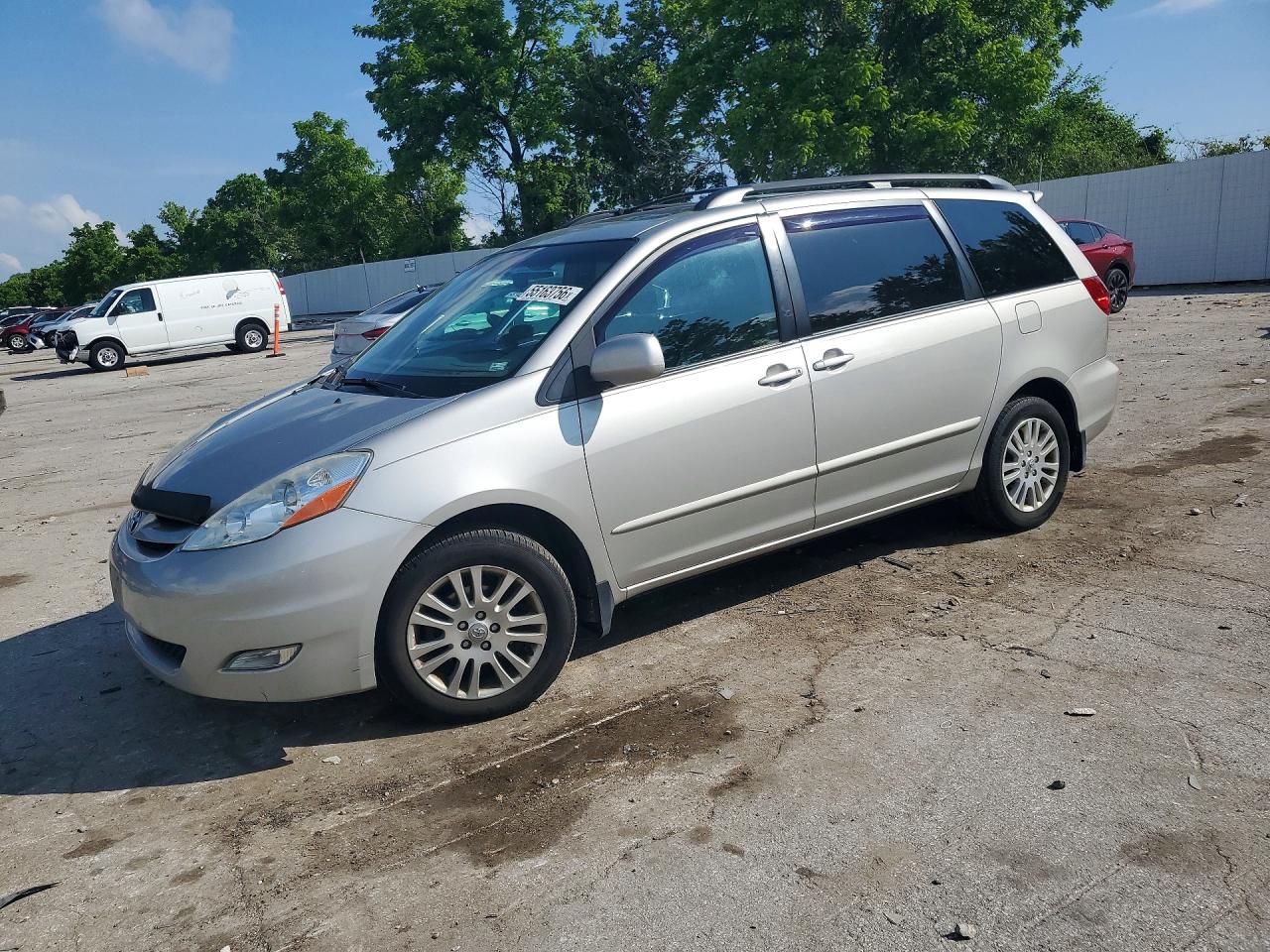 Salvage Toyota Sienna Image