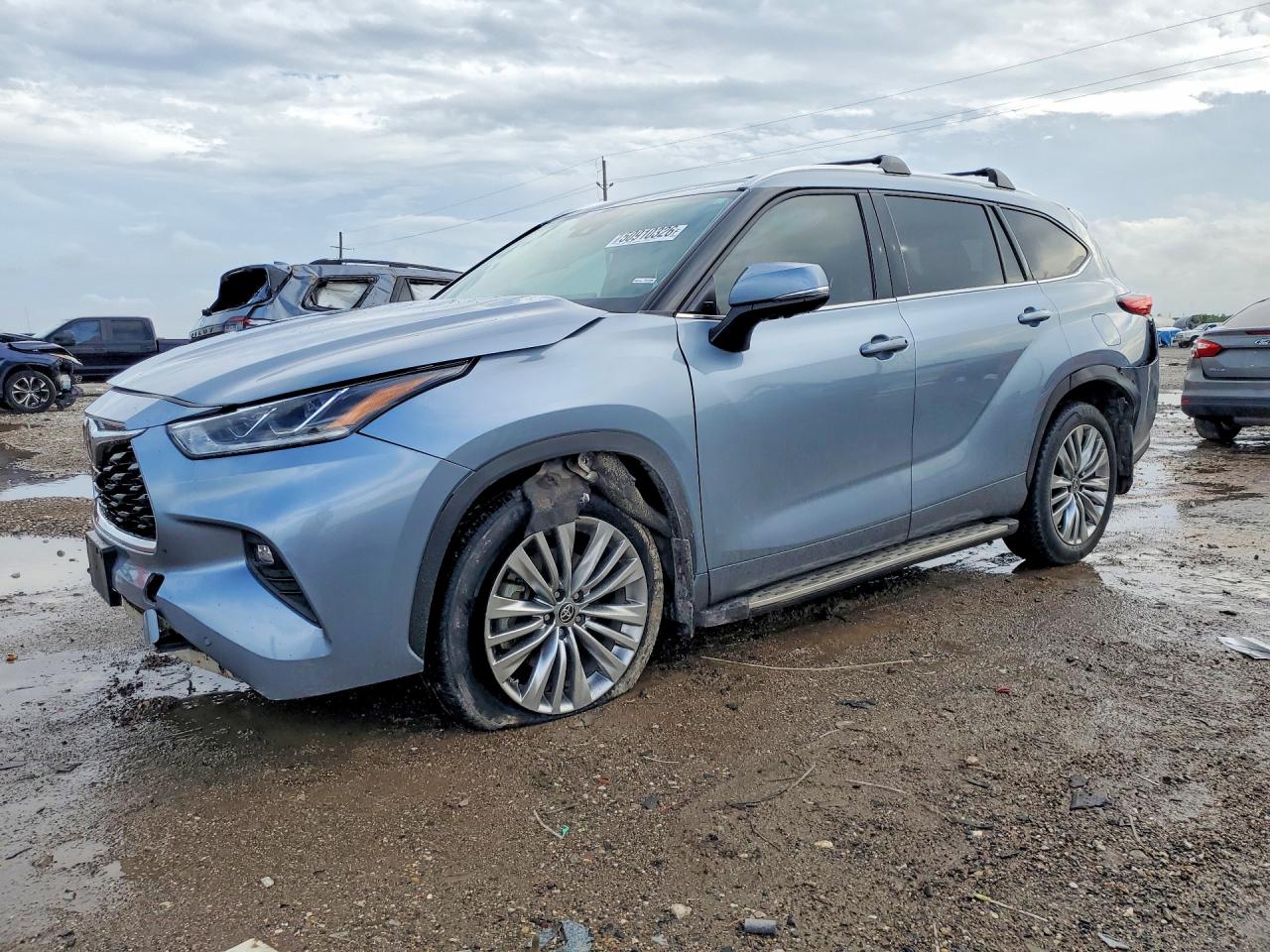 Salvage Toyota Highlander Image