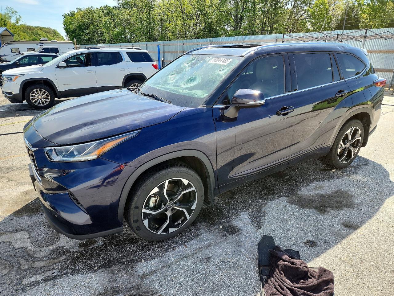 Salvage Toyota Highlander Image
