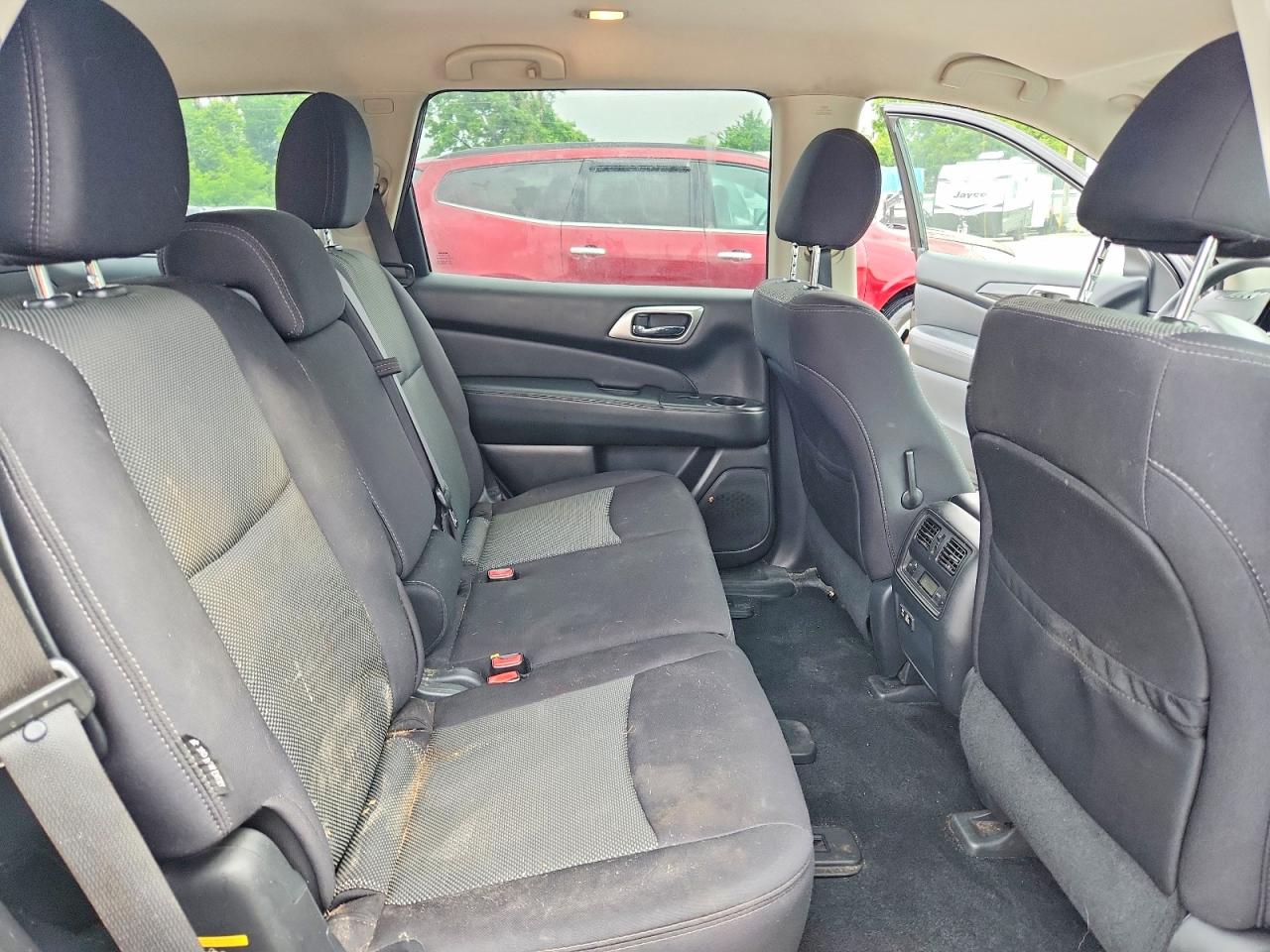 Nissan Pathfinder S