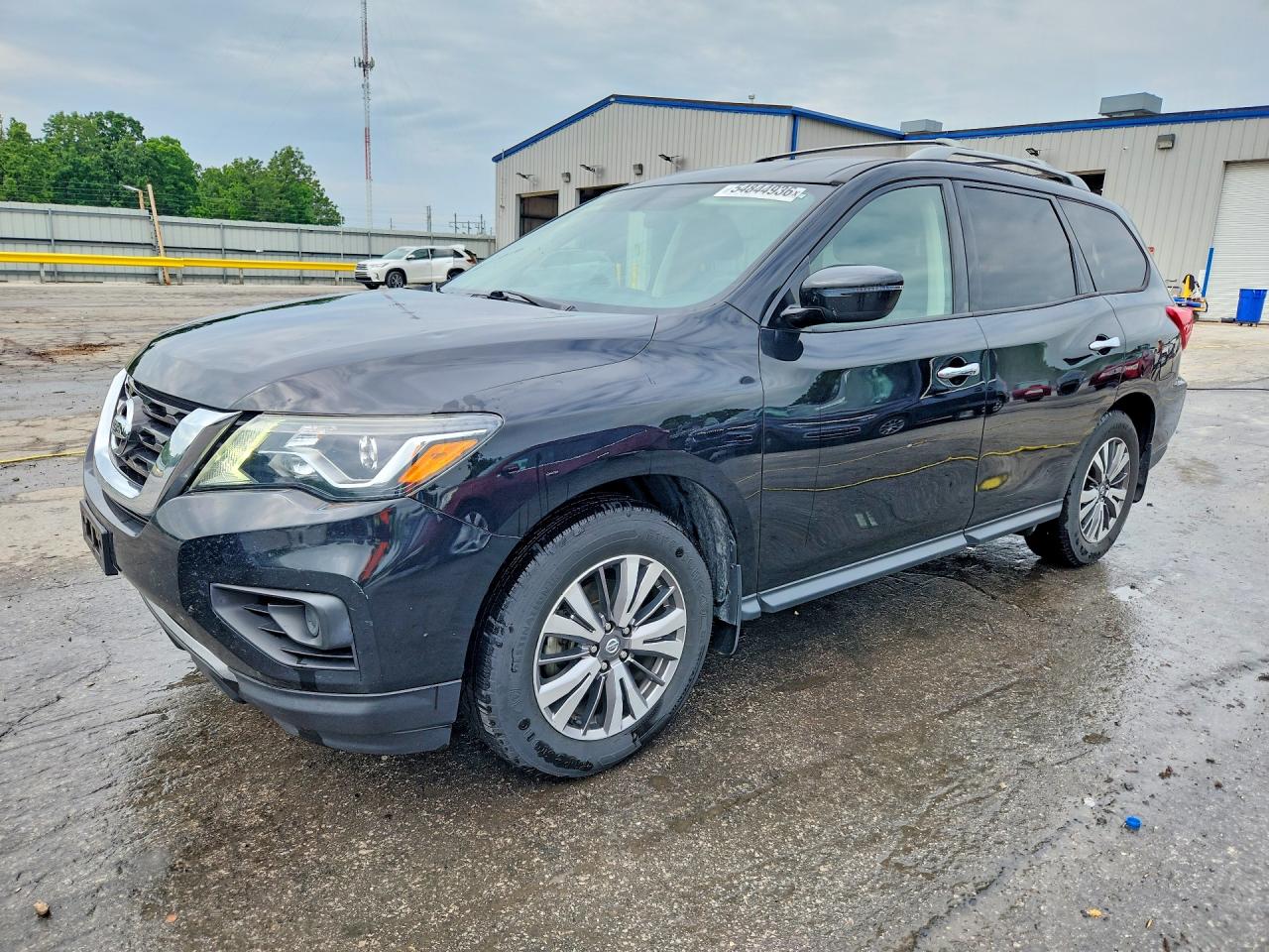 Salvage Nissan Pathfinder Image