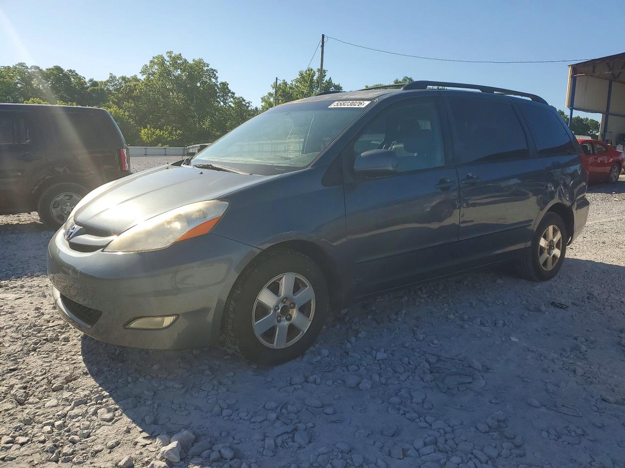Salvage Toyota Sienna Image