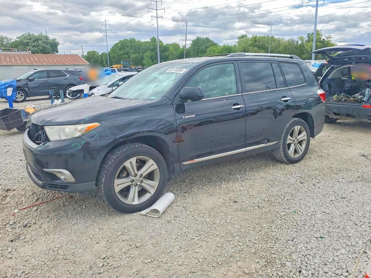 Salvage Toyota Highlander Image