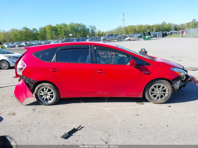 Toyota Prius v Four