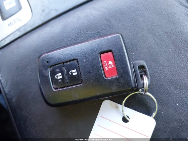 Toyota Prius v Four