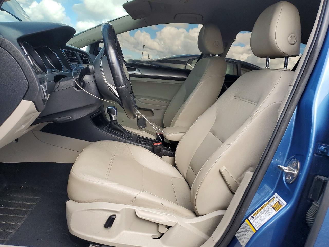 Volkswagen Golf Sel Premium