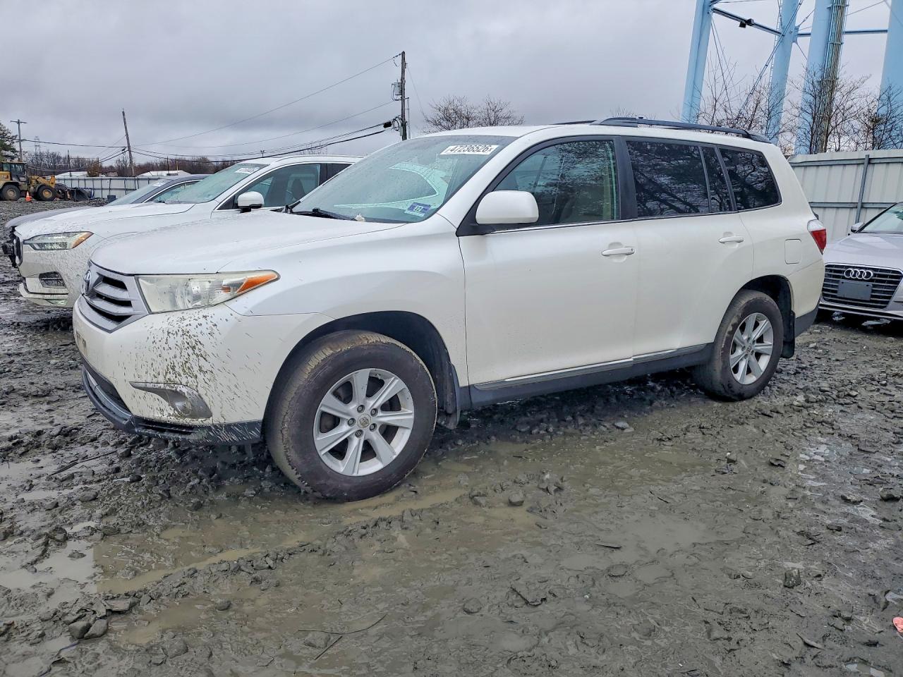 Salvage Toyota Highlander Image