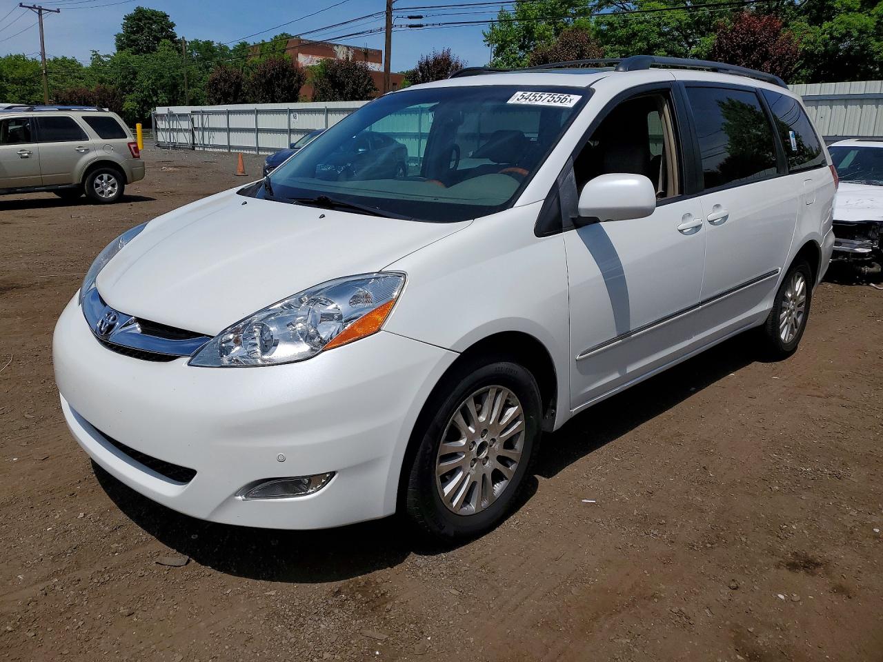 Salvage Toyota Sienna Image