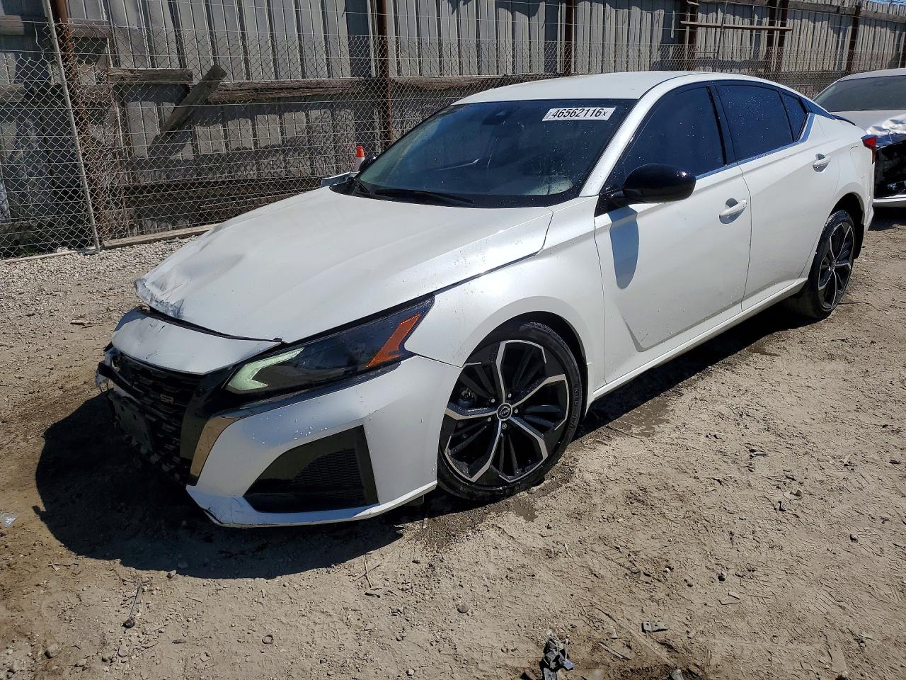Salvage Nissan Altima Image