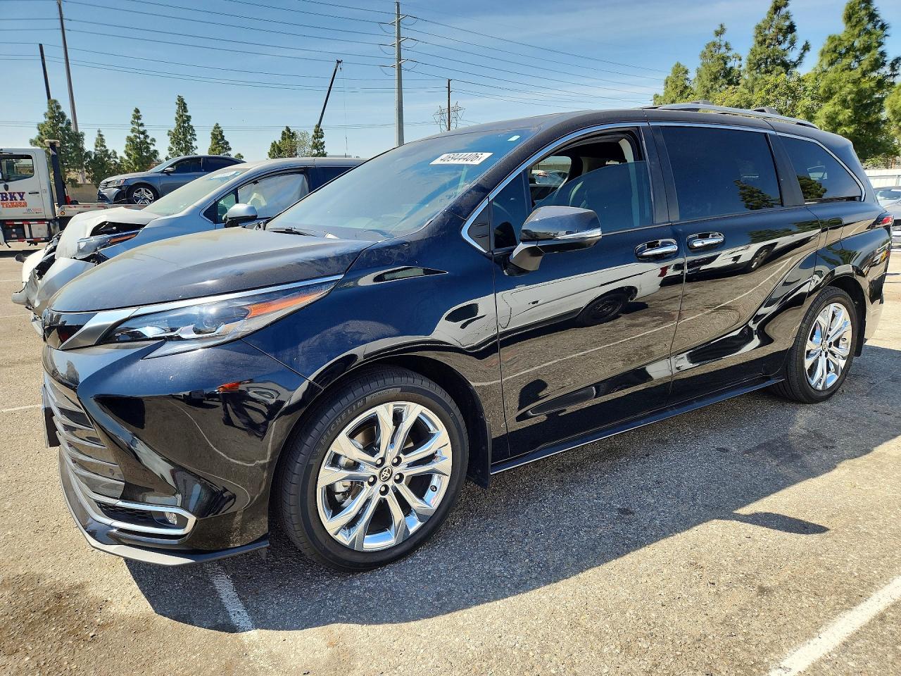 Salvage Toyota Sienna Image