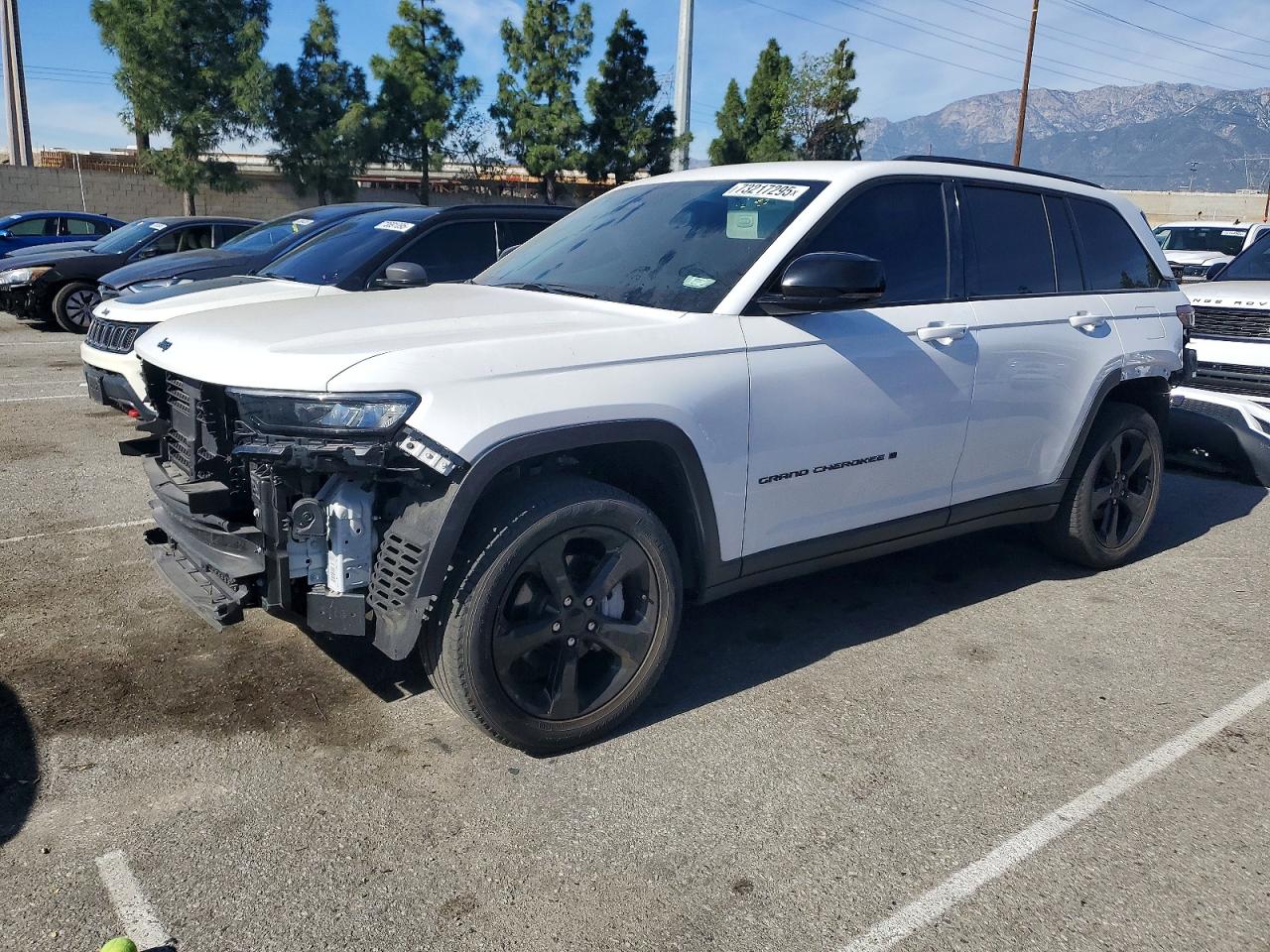 Salvage Jeep Grand Cherokee Image