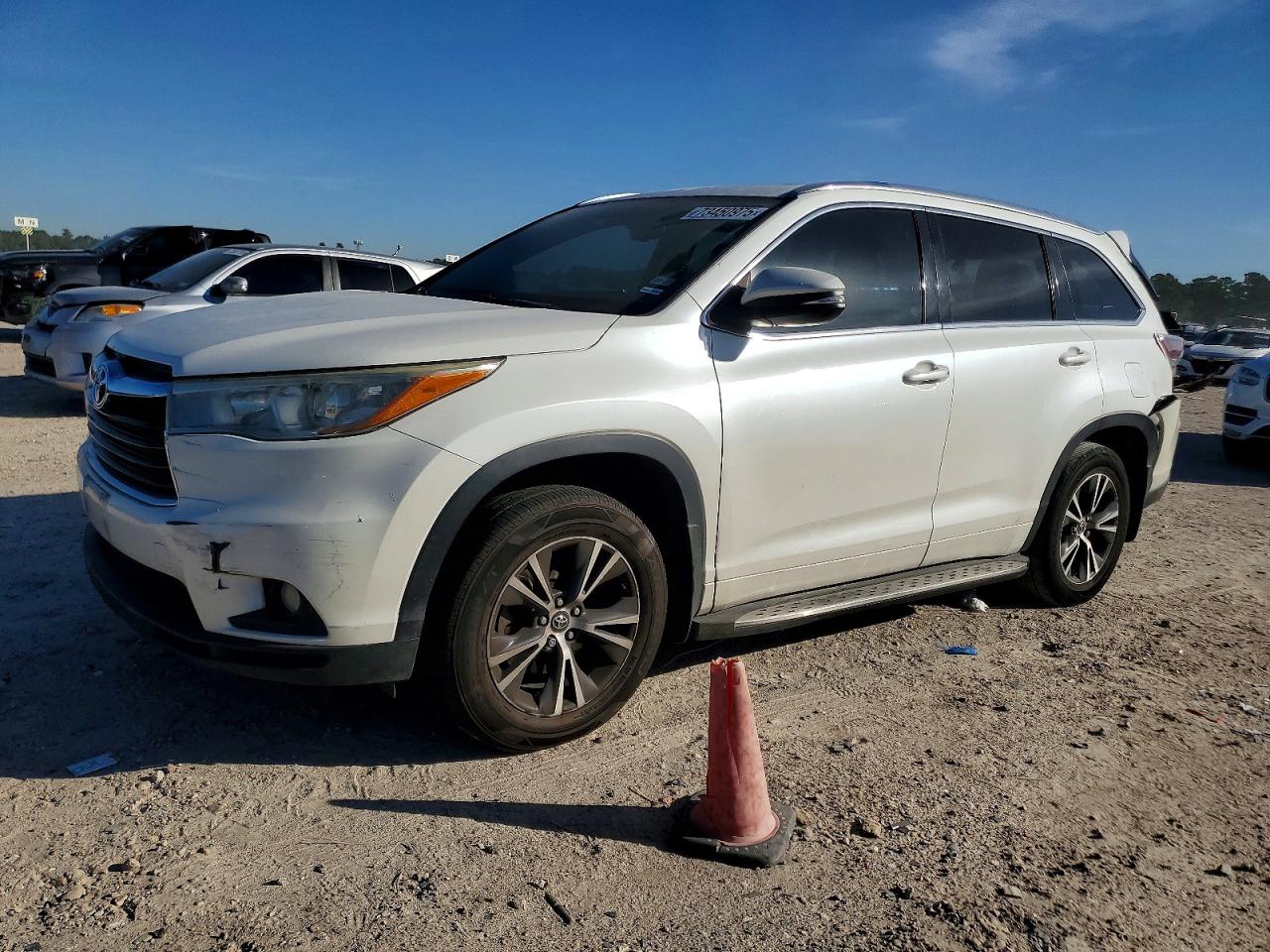Salvage Toyota Highlander Image