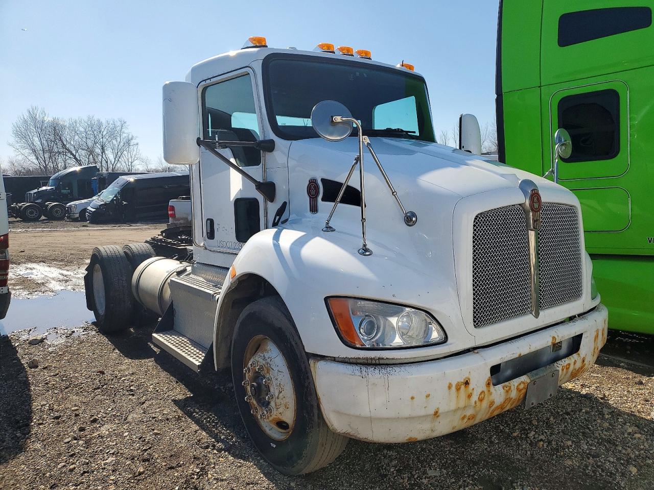 Salvage Kenworth T330 Image