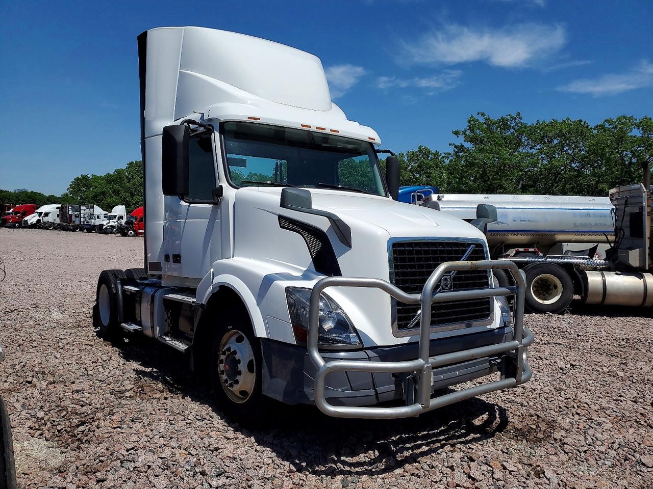 Salvage Volvo Vn Image