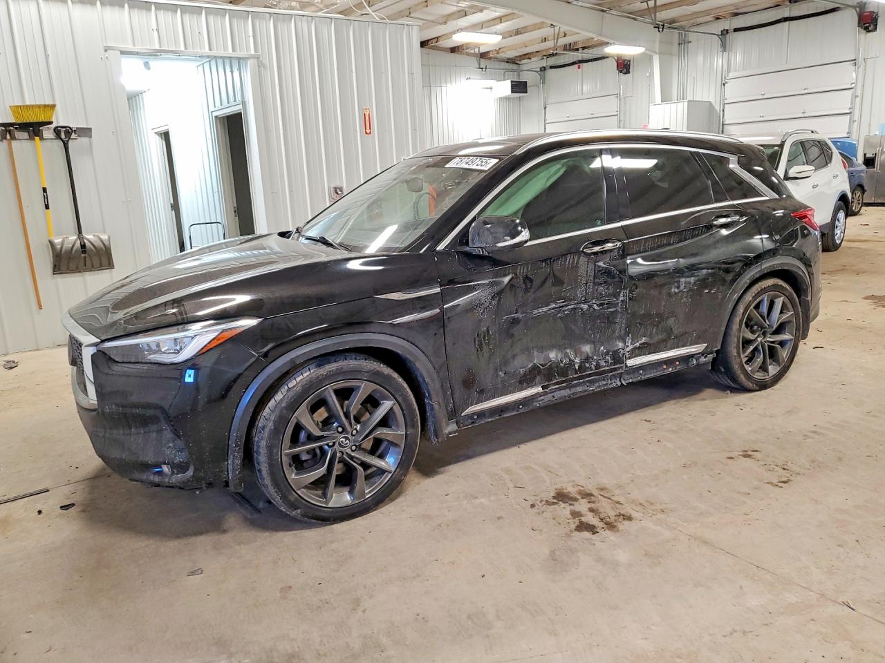 Salvage INFINITI Qx Image