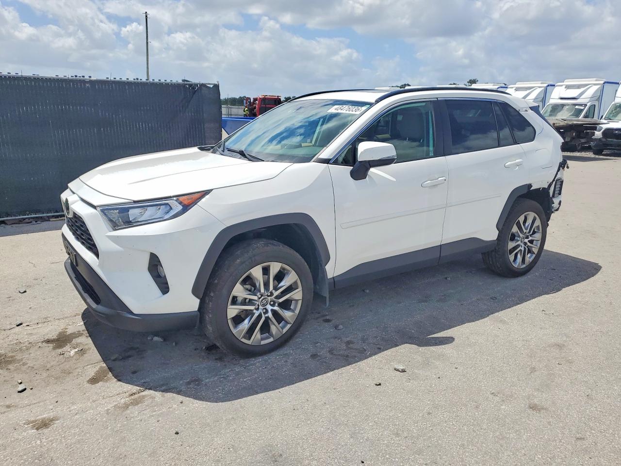 Salvage Toyota RAV4 Image