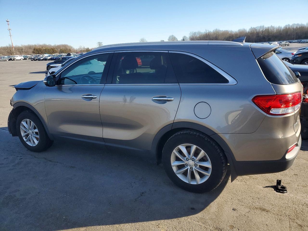 Salvage Kia Sorento Image