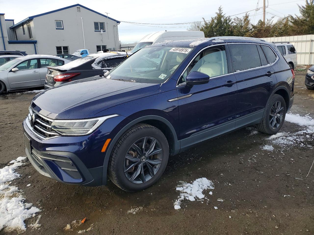 Salvage Volkswagen Tiguan Image