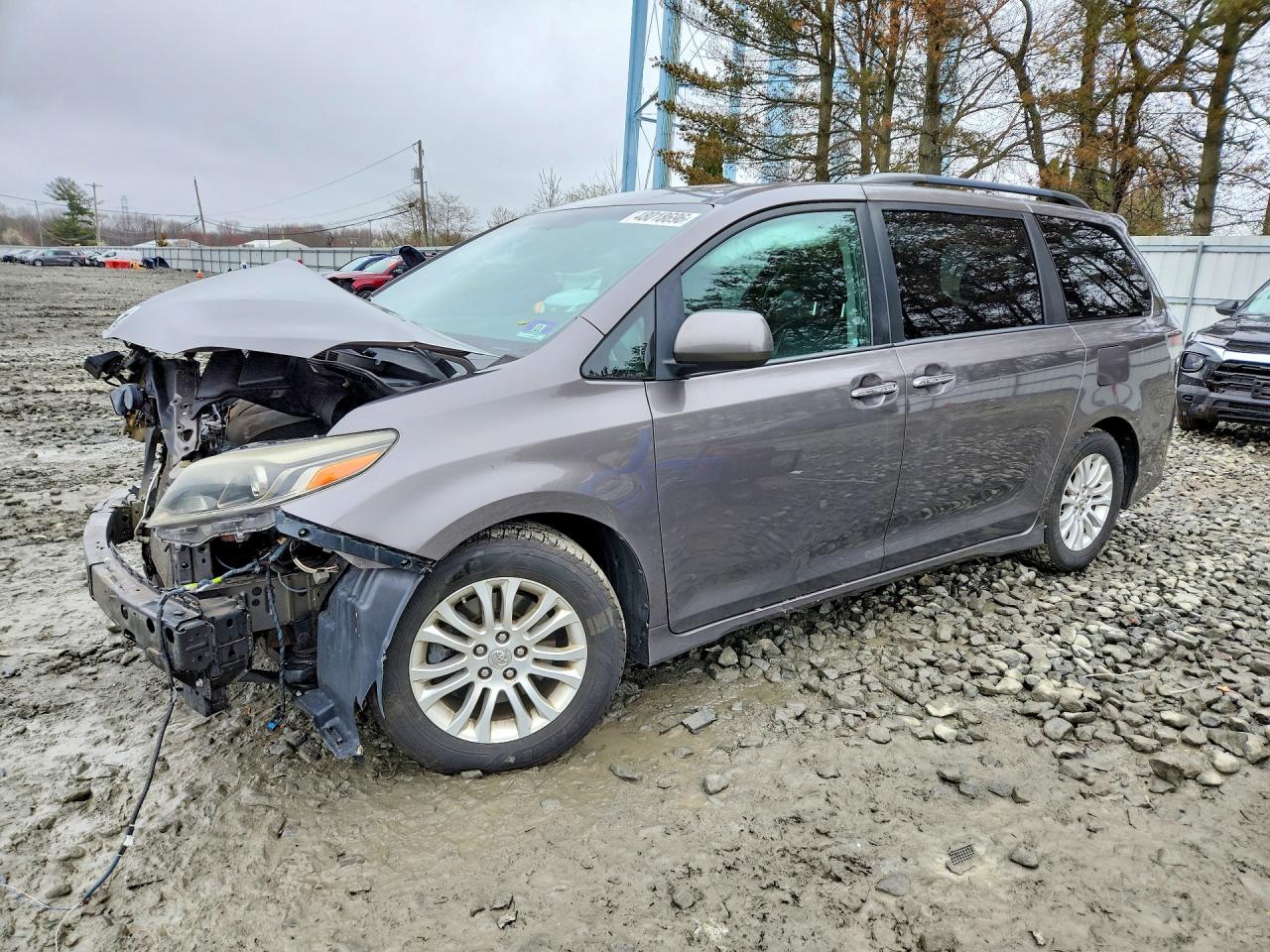 Salvage Toyota Sienna Image