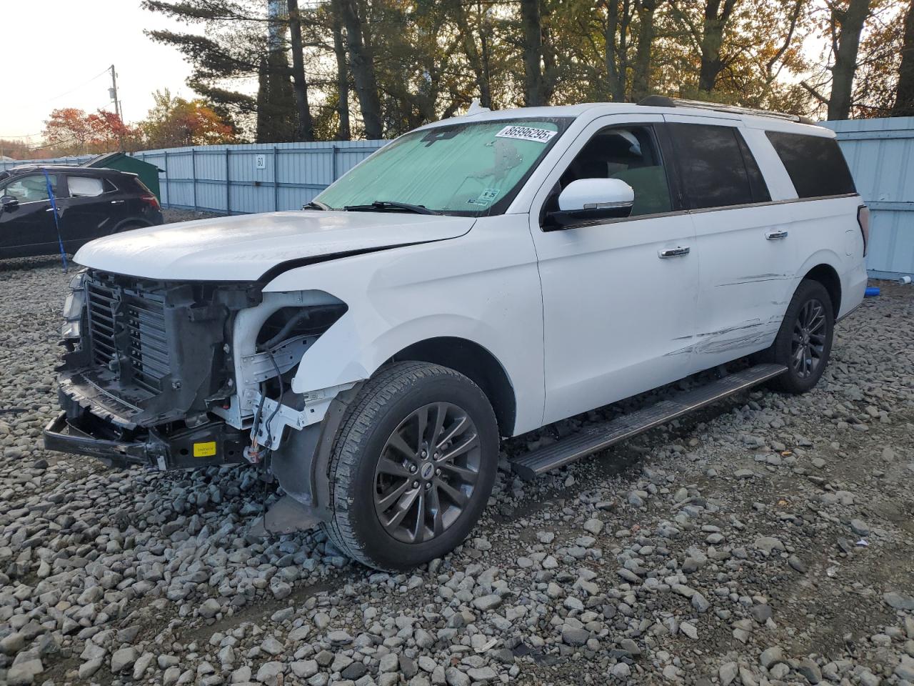 Salvage Ford Expedition Image