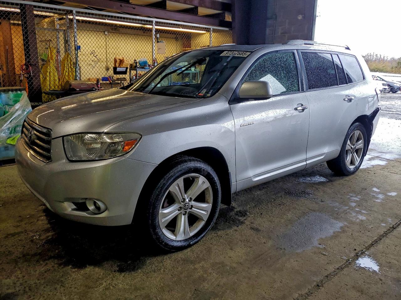 Salvage Toyota Highlander Image