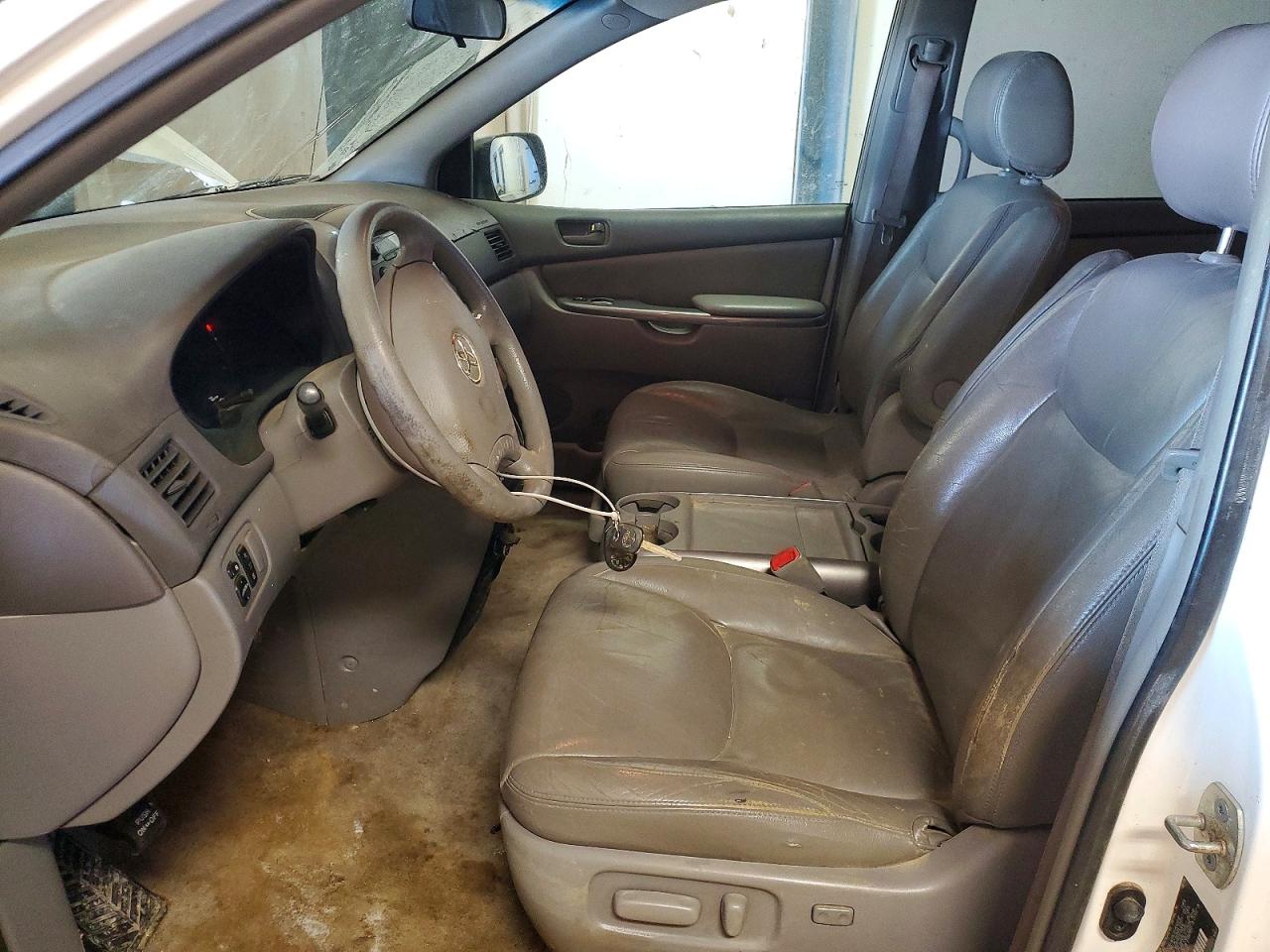 Toyota Sienna Ce