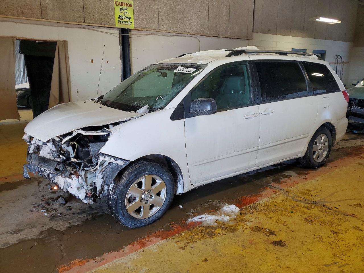Salvage Toyota Sienna Image