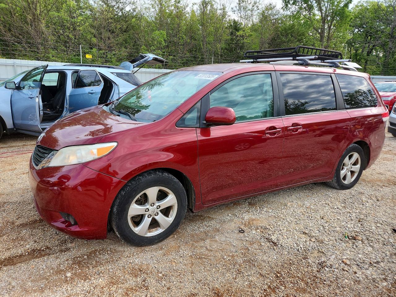 Salvage Toyota Sienna Image