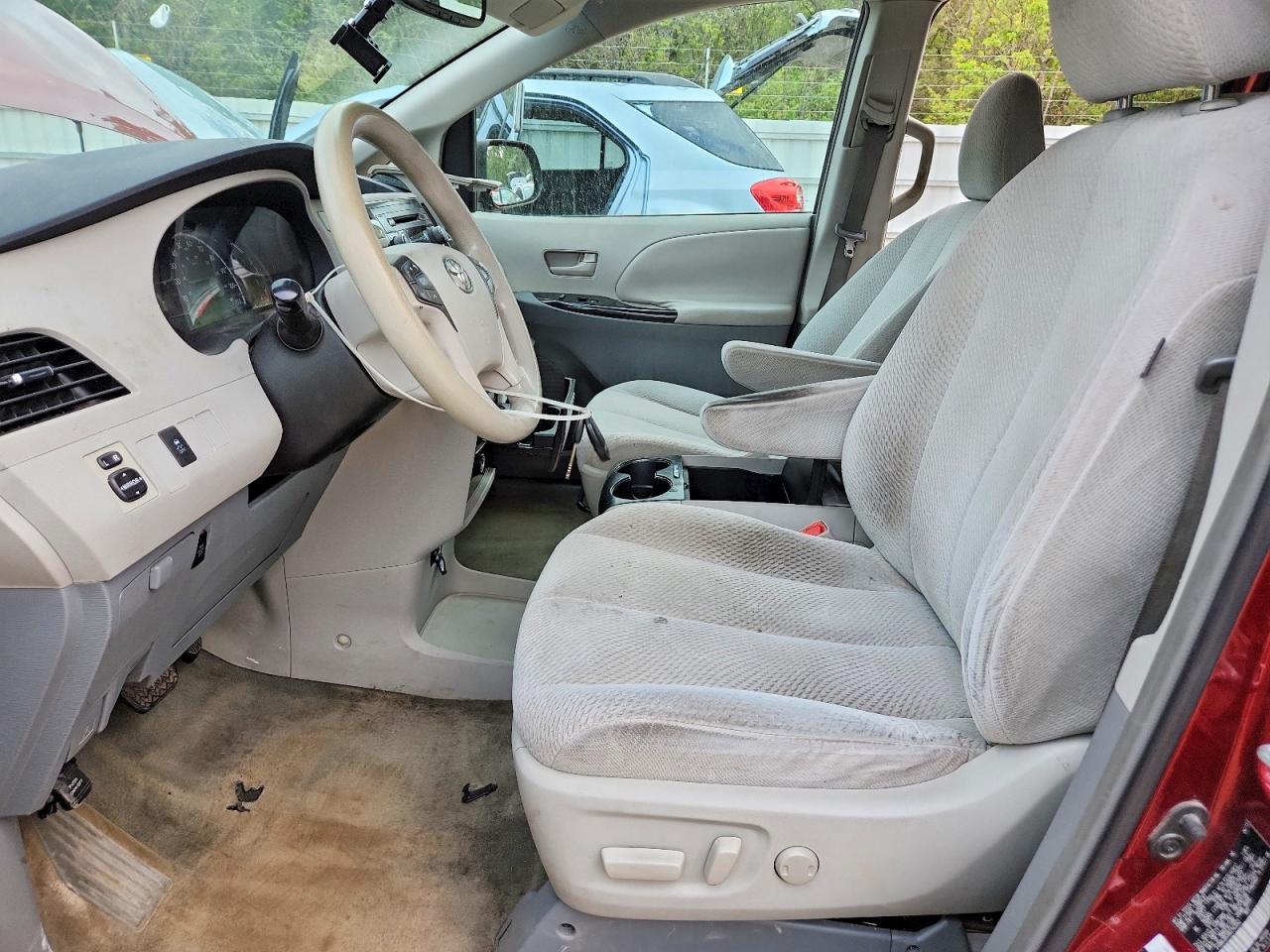 Toyota Sienna Le