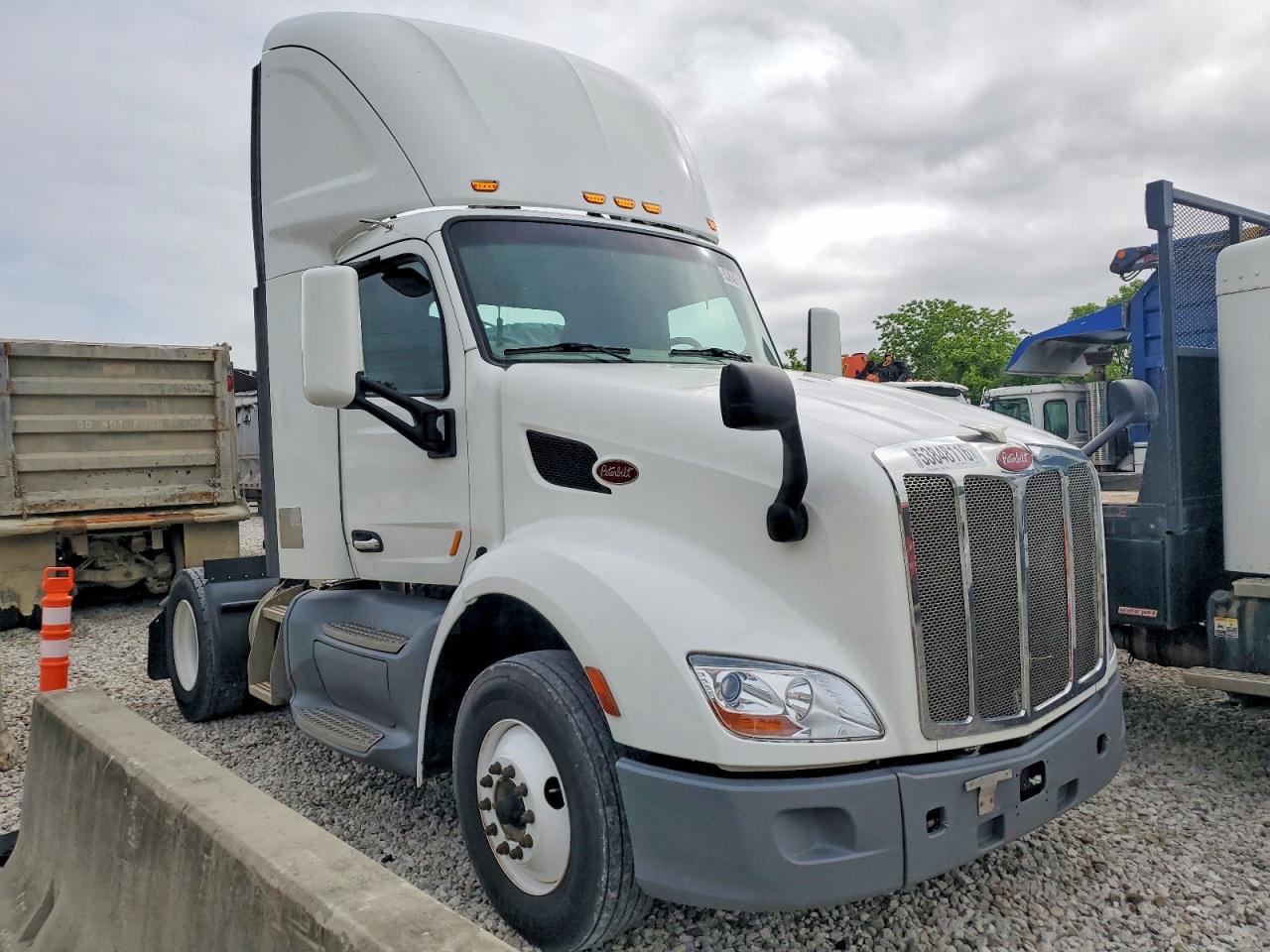 Salvage Peterbilt 579 Image