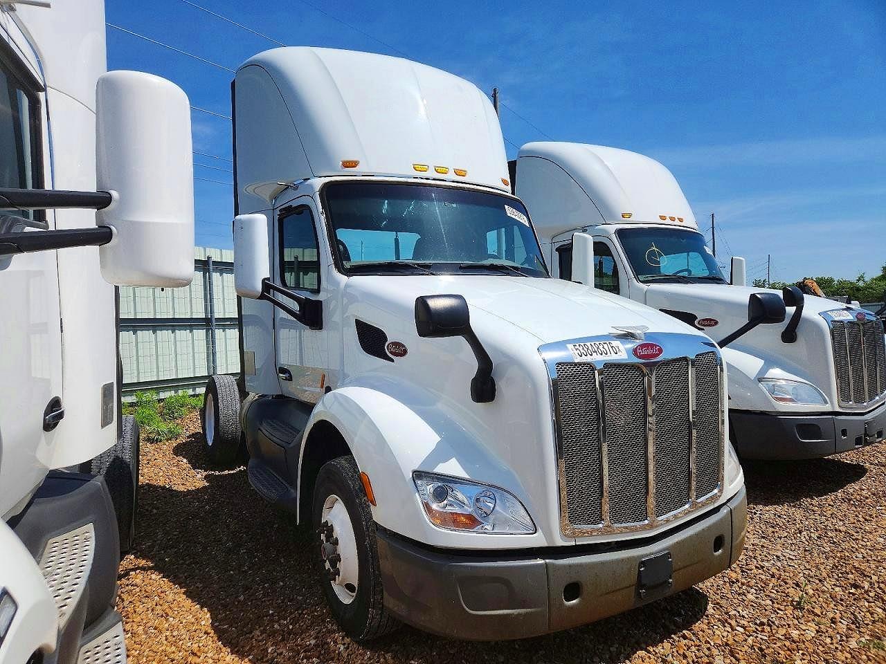 Salvage Peterbilt 579 Image