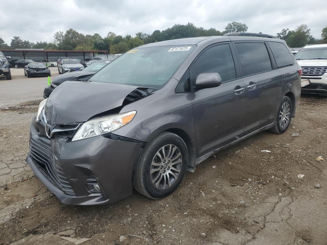 Salvage Toyota Sienna Image
