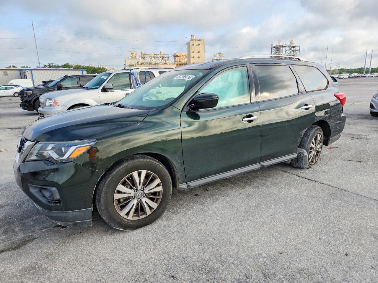 Salvage Nissan Pathfinder Image