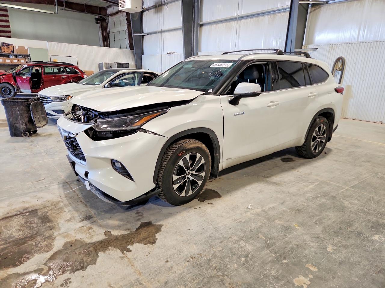 Salvage Toyota Highlander Image