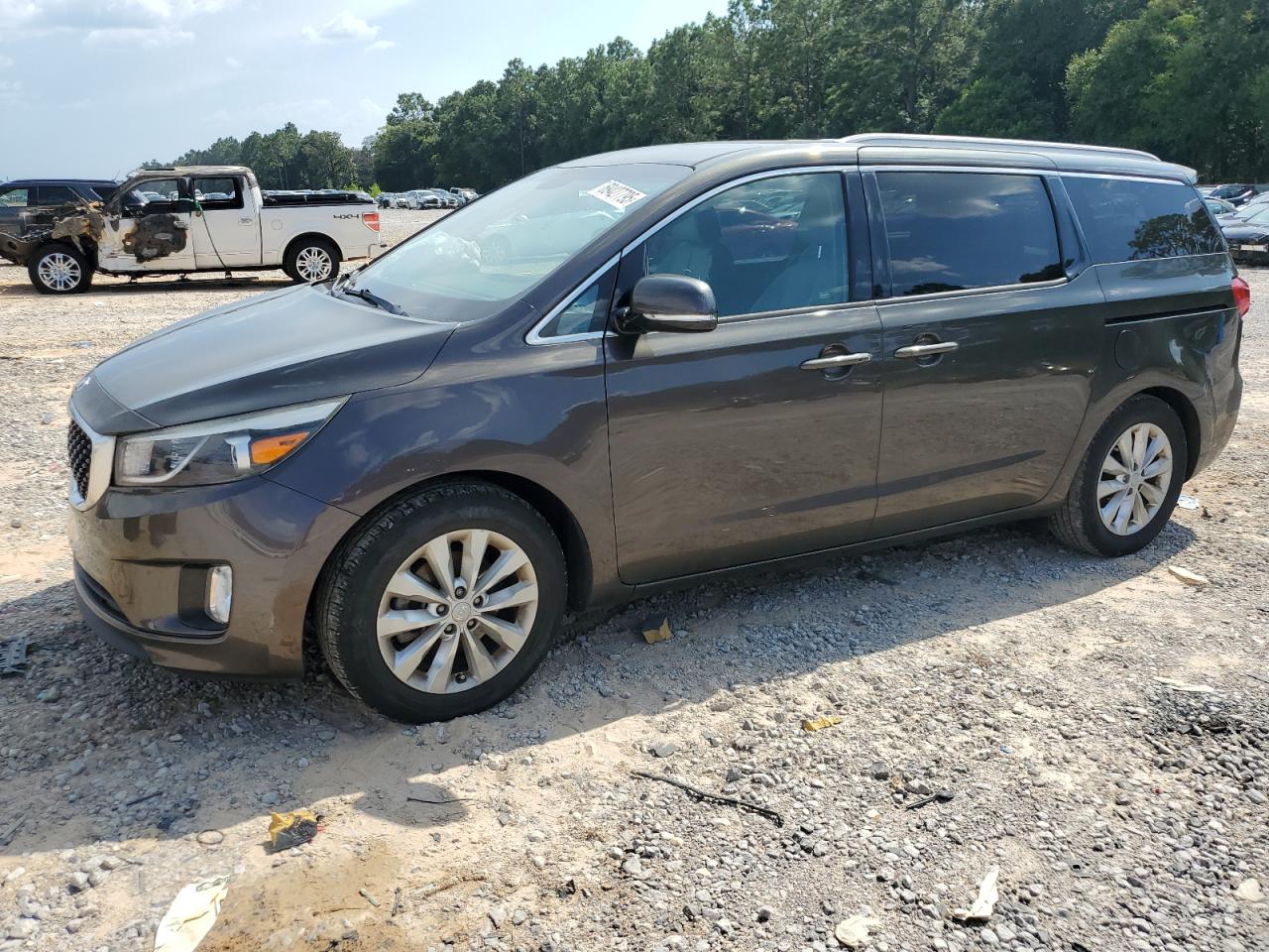 Salvage Kia Sedona Image